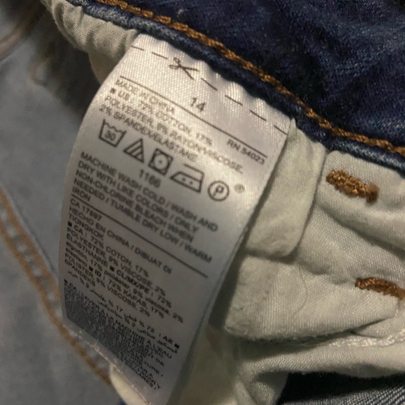 Old navy Rockstar ripped jeans!! - Picture 3 of 4